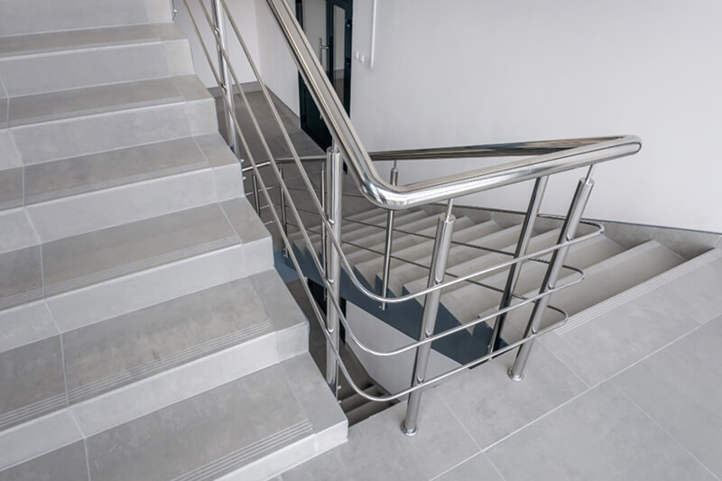 Поручни и перила: в чем разница? Поручни и перила: в чем разница?