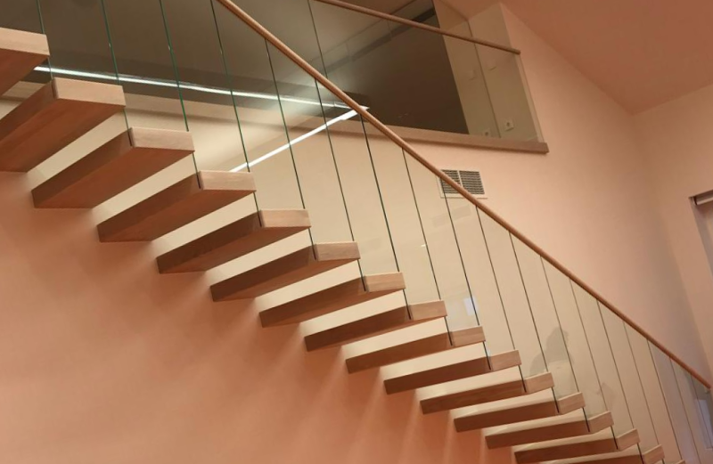 Проект лестничные перила в частных домах ООО "Альбион Гласс"