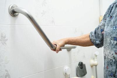 Как выбрать и установить поручни для ванной и туалета